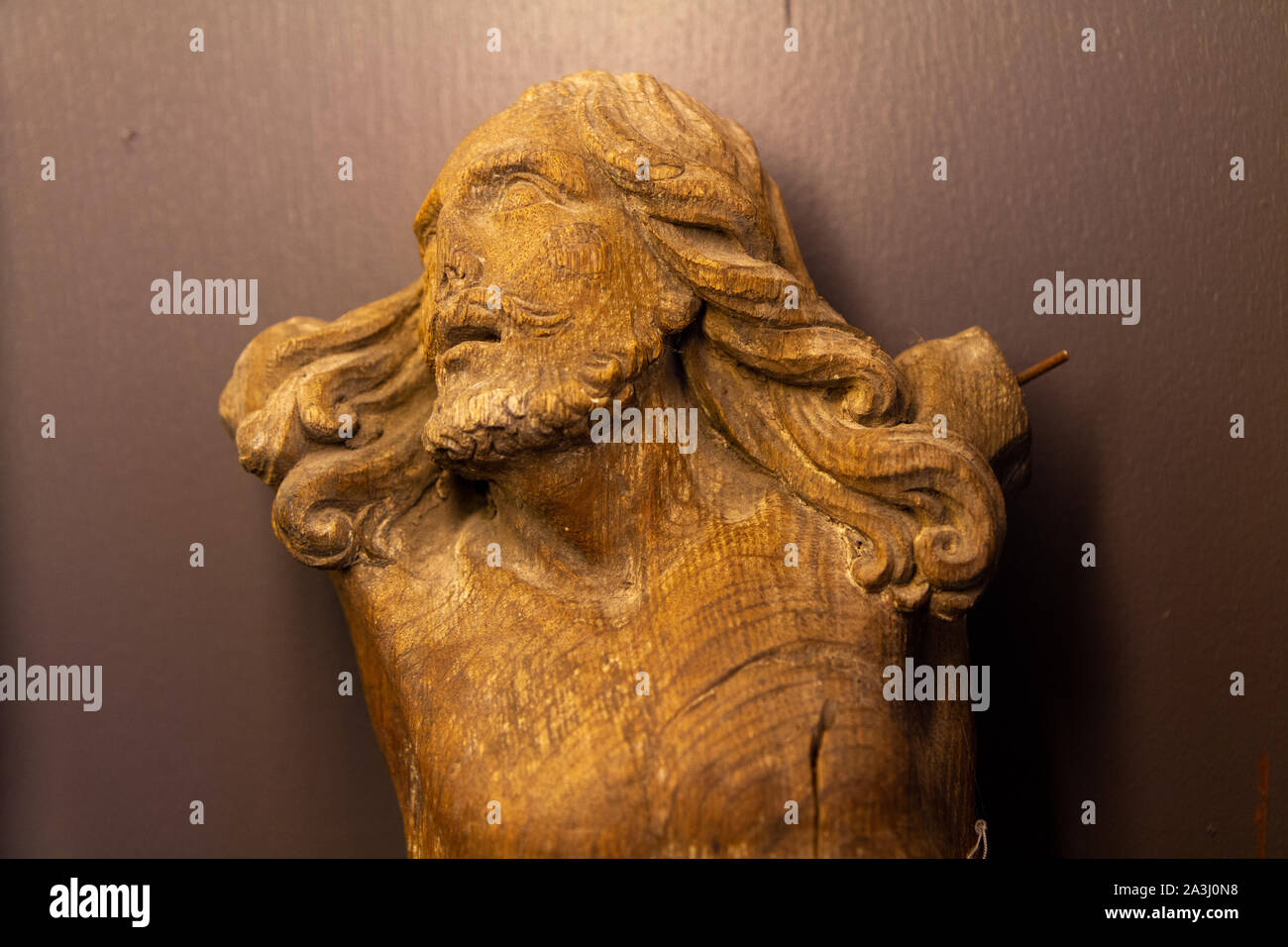 A broken statue en bois de Jésus Christ dans le musée de la Nécropole