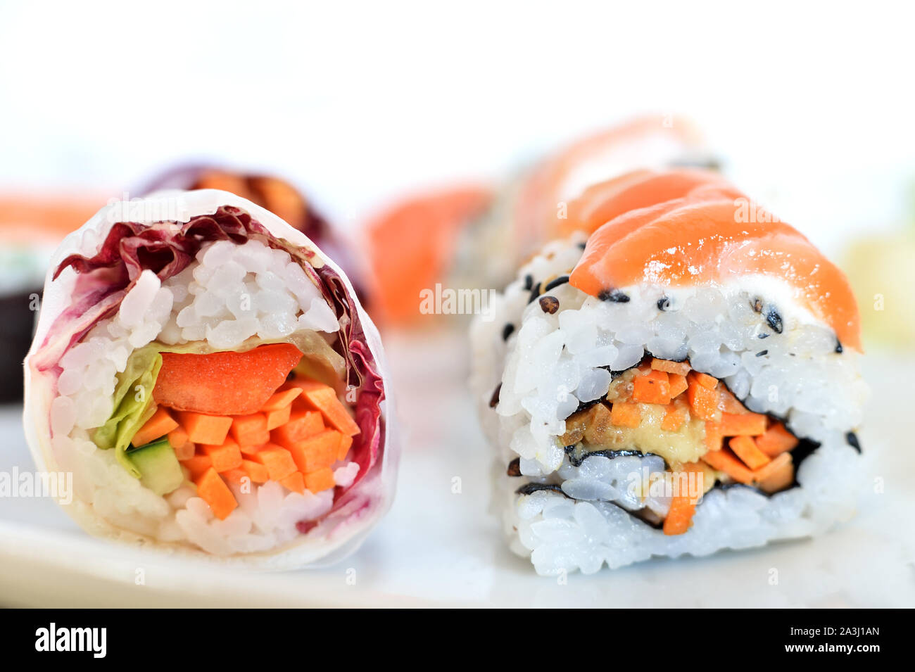 De délicieux sushis colorés et plate Banque D'Images