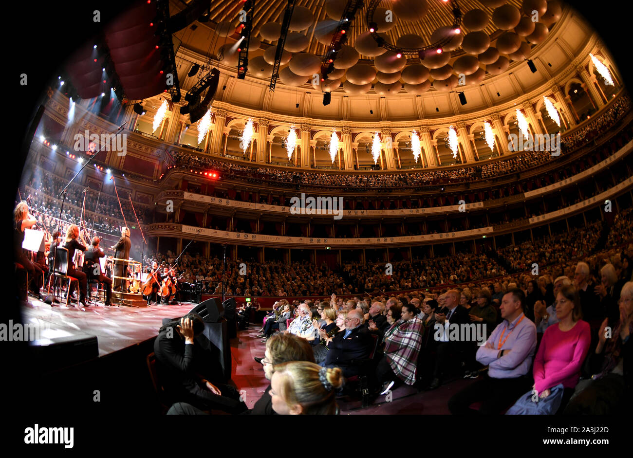 Pièces pyrotechniques s'éteindre comme Stephen Barlow mène l'Orchestre Symphonique de Bournemouth à Classic FM Live au Royal Albert Hall de Londres. Banque D'Images