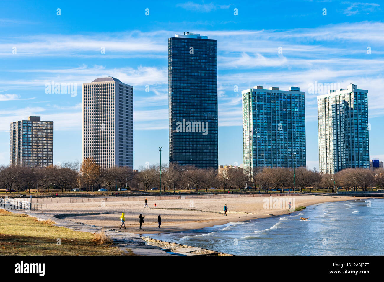 Favoriser Beach à Chicago avec l'Edgewater Skyline de voisinage Banque D'Images