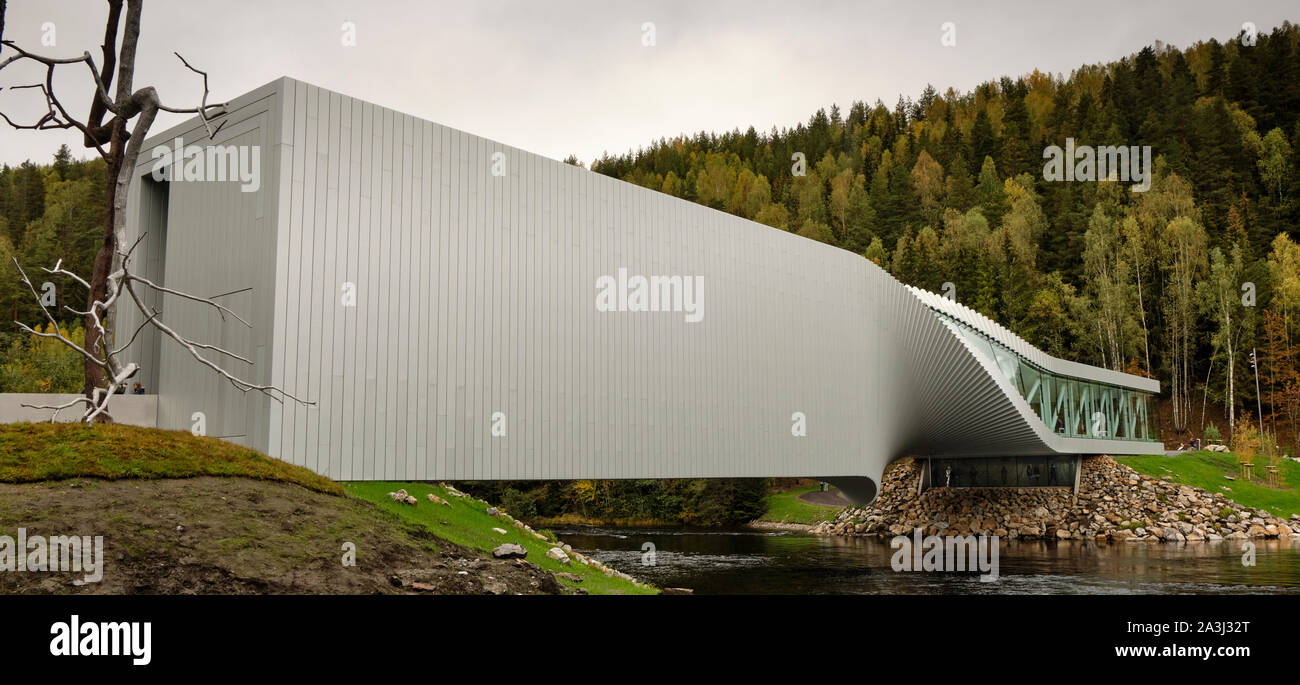 Jevnaker, Norvège - 29 septembre 2019 : Le Twist Musée est maintenant ouvert pour le public dans la Kistefos Sculpture Park, à une heure au nord d'Oslo. Banque D'Images