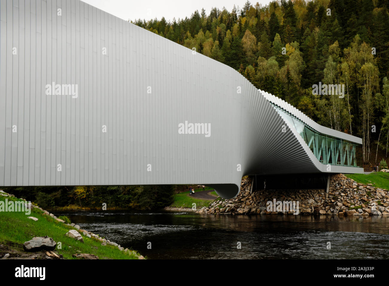 Jevnaker, Norvège - 29 septembre 2019 : Le Twist Musée est maintenant ouvert pour le public dans la Kistefos Sculpture Park, à une heure au nord d'Oslo. Banque D'Images