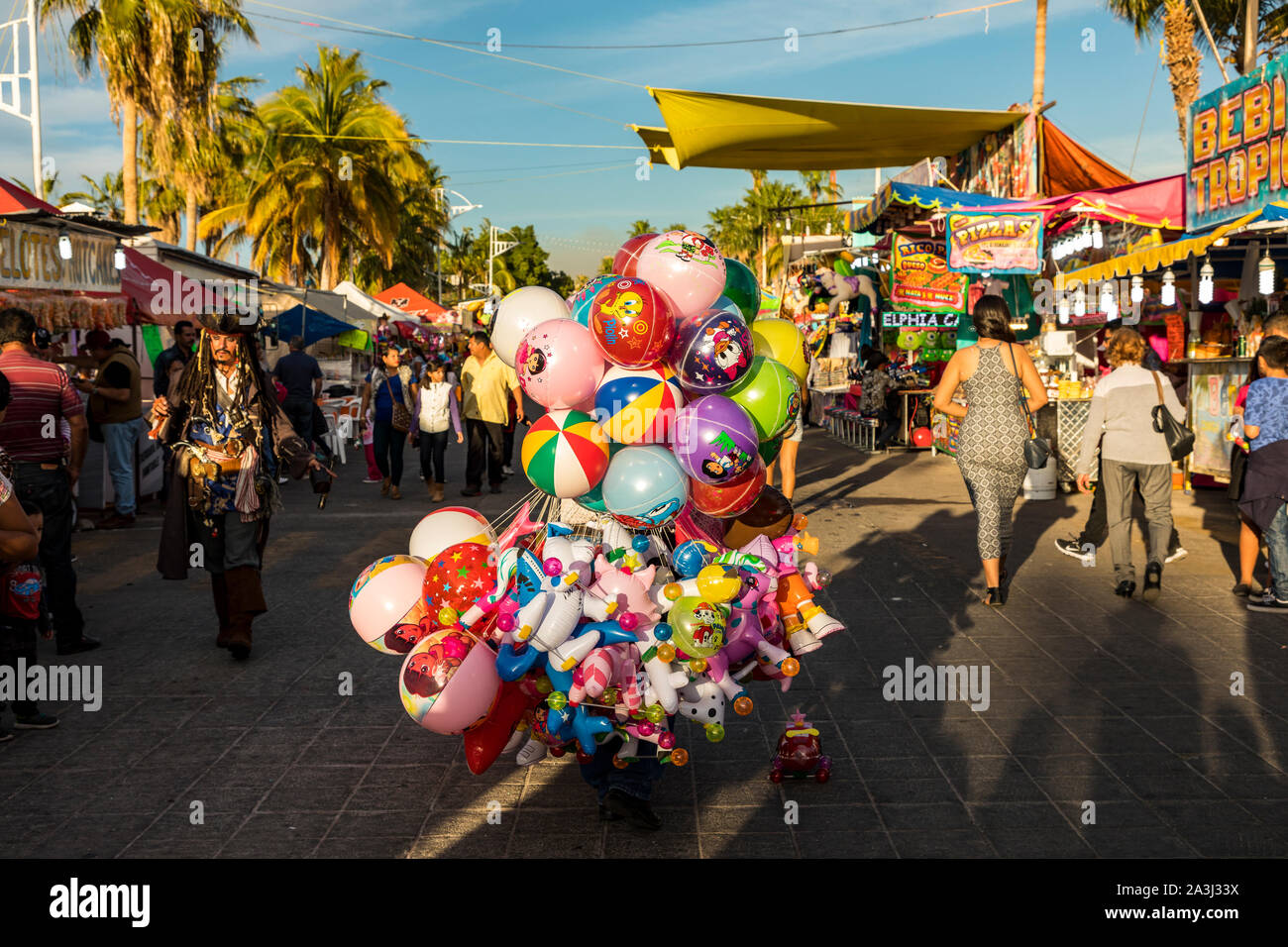 Un vendeur vend des ballons de couleur vive à La Paz , Baja California, au Mexique. Banque D'Images