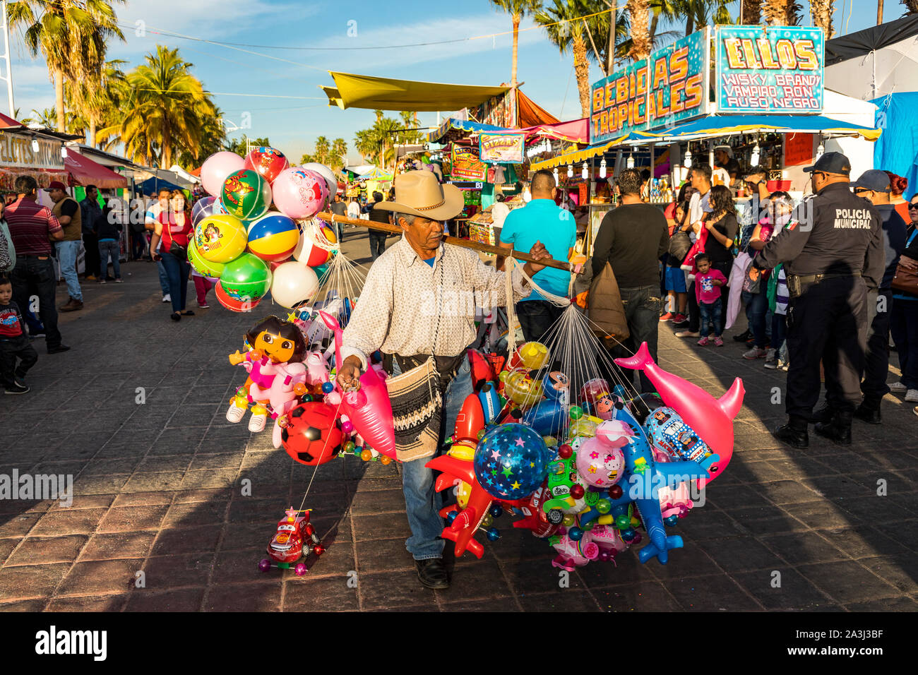 Un vendeur vend des ballons de couleur vive dans l'Malacon La Paz, Baja California, Mexique. Banque D'Images