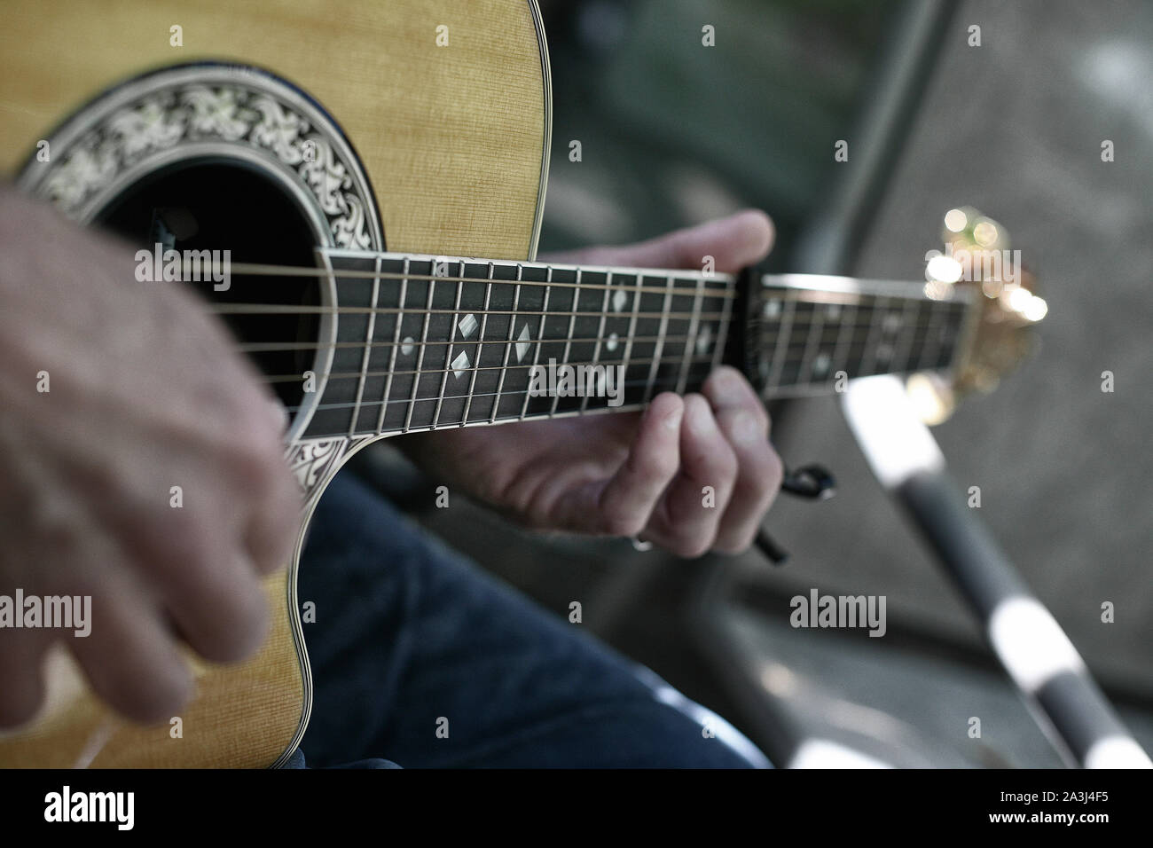 Gros plan d'une paire de mains de gratter une guitare Banque D'Images