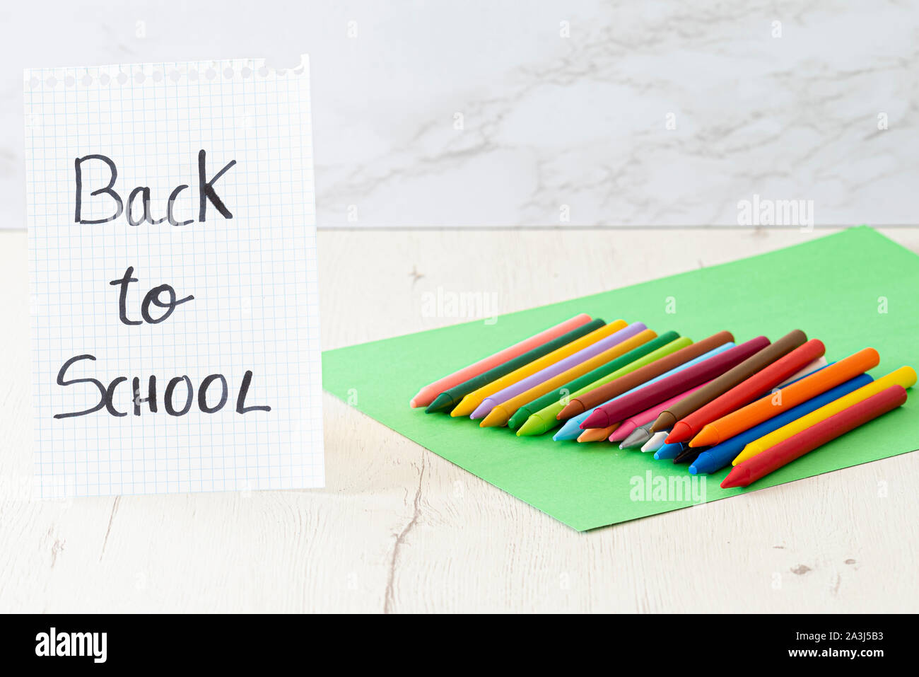 Les cires et les cartes de couleur. Concept à l'école. Banque D'Images