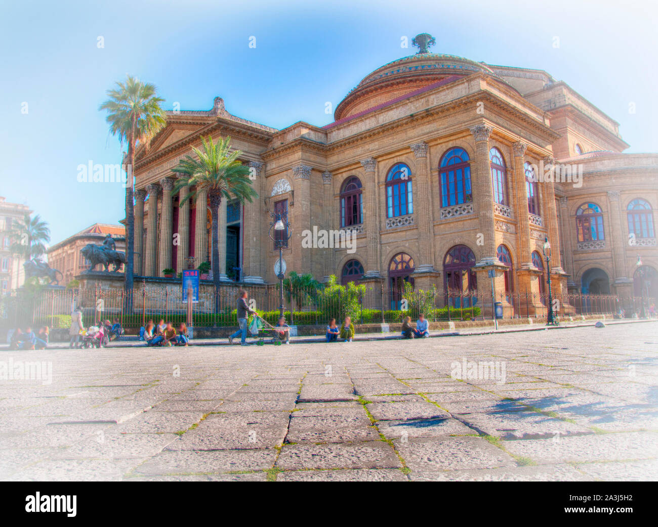 Photo HDR de l'Théâtre Massimo en Sicile où a été filmé la scène finale de 'Le Dieu Père". Banque D'Images