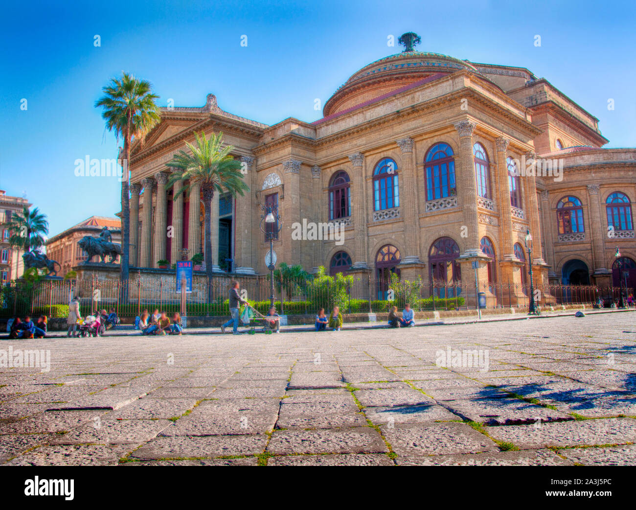 Photo HDR de l'Théâtre Massimo en Sicile où a été filmé la scène finale de 'Le Dieu Père". Banque D'Images