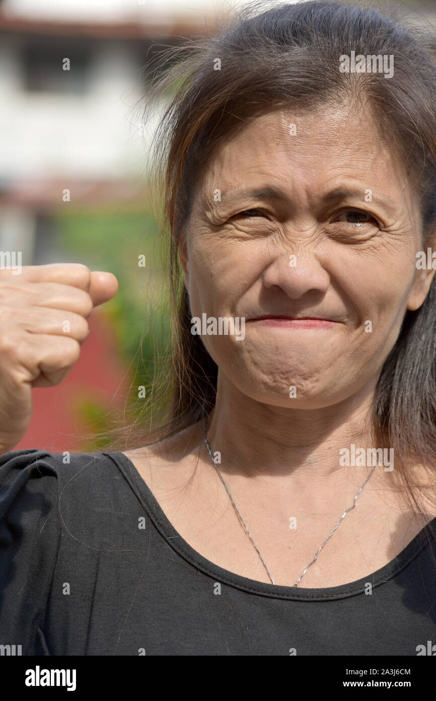 Une femme en colère hauts grand-mère Banque D'Images
