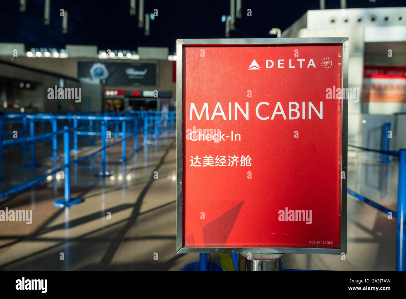 Delta Air Lines cabine principale check-in sign vu dans l'Aéroport International de Shanghai Pudong. Banque D'Images