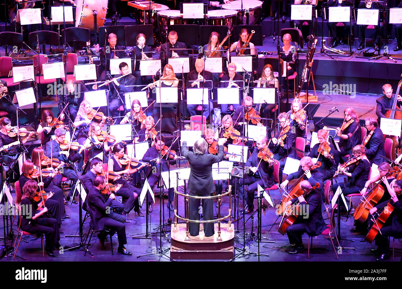 Stephen Barlow conduit l'orchestre et les Chœurs de sympathie Bournemouth lors d'une performance d'Ouverture 1812 de Tchaïkovski à Classic FM Live au Royal Albert Hall de Londres. Banque D'Images