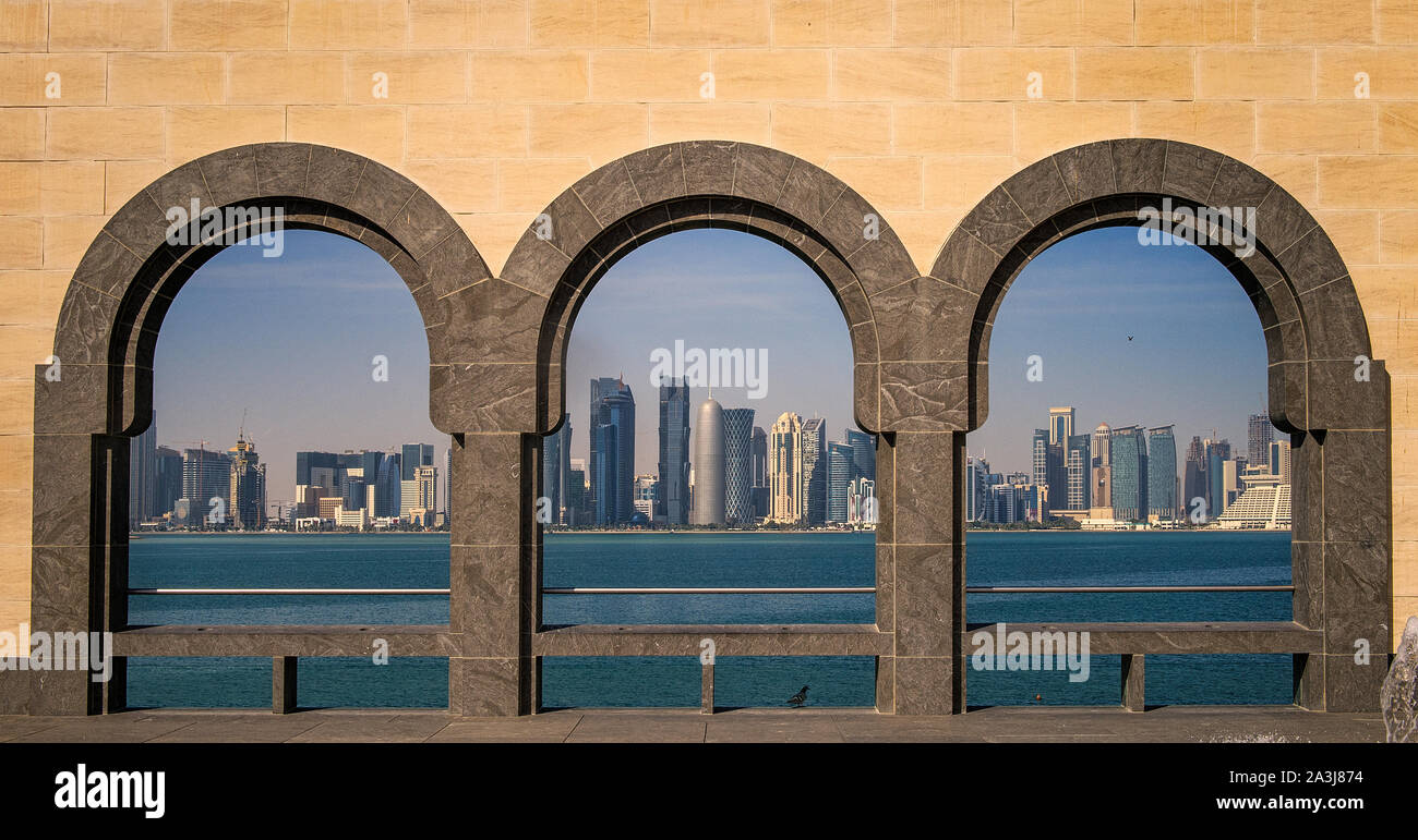 Vue sur Dubaï à partir d'un châssis de fenêtre en arc Banque D'Images