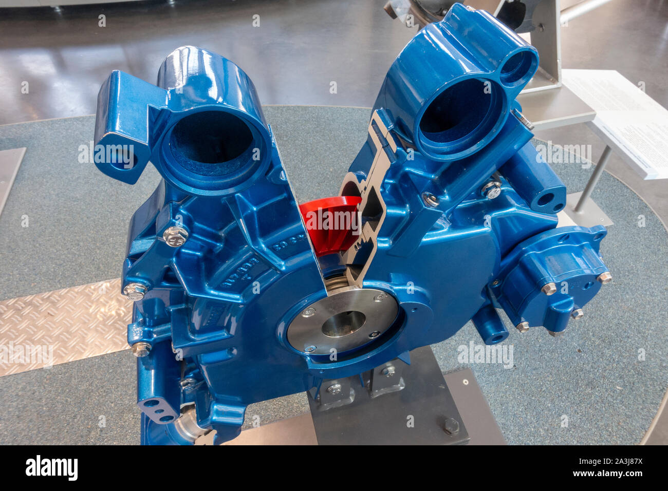 La vue en coupe d'un aquatarder Voith Turbo, une absence d'usure de frein hydrodynamique Deutsches Museum Verkehrszentrum (Musée allemand des transports), Munich, Allemagne. Banque D'Images