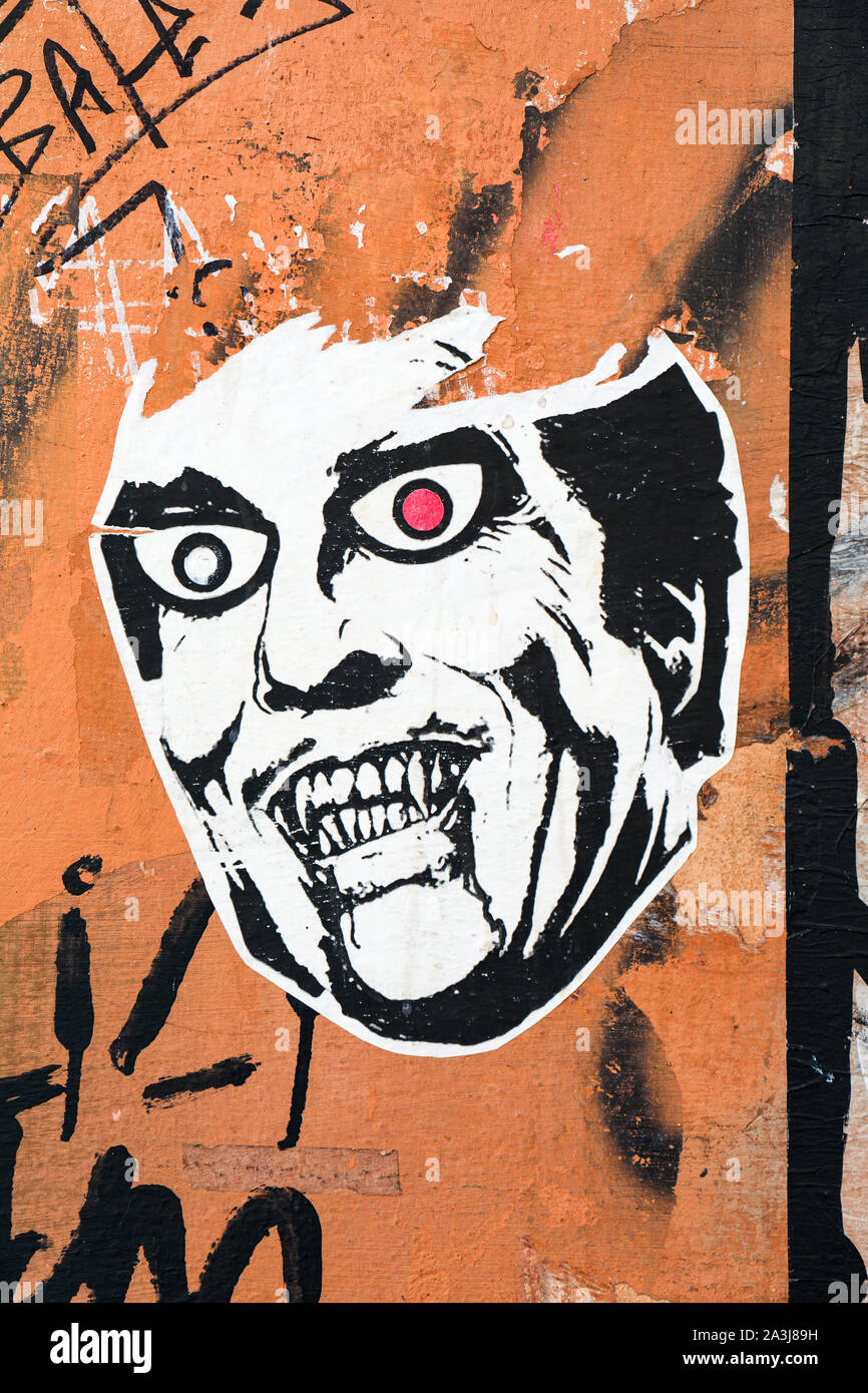 Street art poster vampire déchiré dans Trasteve district de Rome, Italie Banque D'Images
