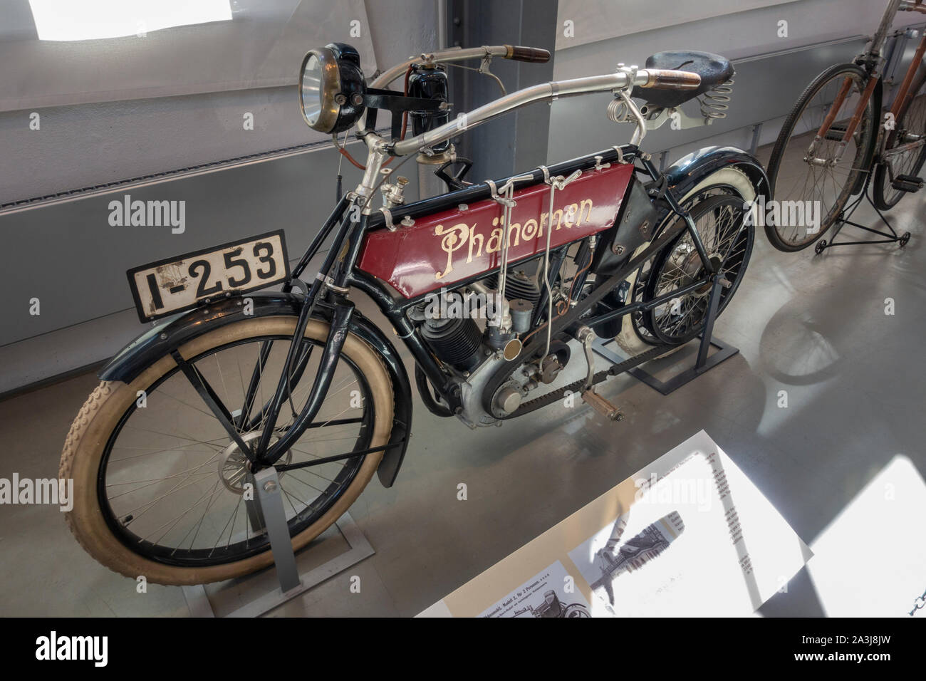 Un Phanomen moto avec un moteur 2 cylindres V (1905) dans le Deutsches Museum (Musée allemand des transports Verkehrszentrum), Munich, Bavière, Allemagne. Banque D'Images