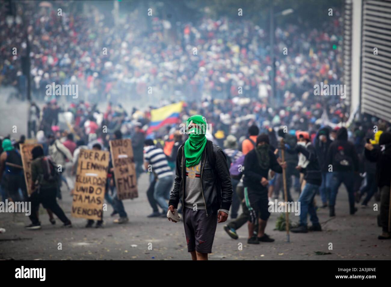 Quito, Equateur. 05Th Oct, 2019. Un manifestant tient une pierre dans sa main dans un signe de protestation contre la politique économique du président Moreno. La Confédération des peuples indigènes (CONAIE) a appelé à une grande marche contre l'augmentation du prix du carburant. Compte tenu de l'agitation, le gouvernement a déclaré l'état d'urgence et déplacé de la capitale à Guayaquil. Credit : Juan Diego Montenegro/dpa/Alamy Live News Banque D'Images