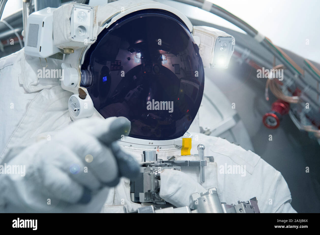 Astronaute dans une combinaison spatiale. Pointer du doigt l'avant. Les éléments de cette image ont été fournies par la NASA. Banque D'Images
