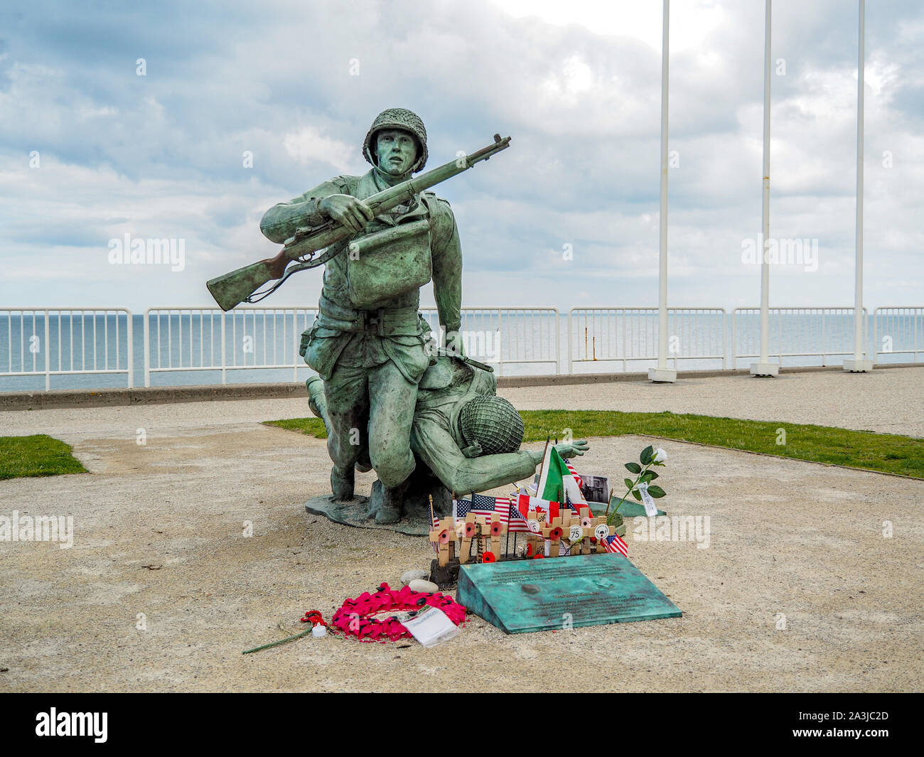 Représentant Memorial soldier camarade blessé à Omaha Beach, Normandie, France, à l'occasion du 75e anniversaire de l'invasion. Banque D'Images