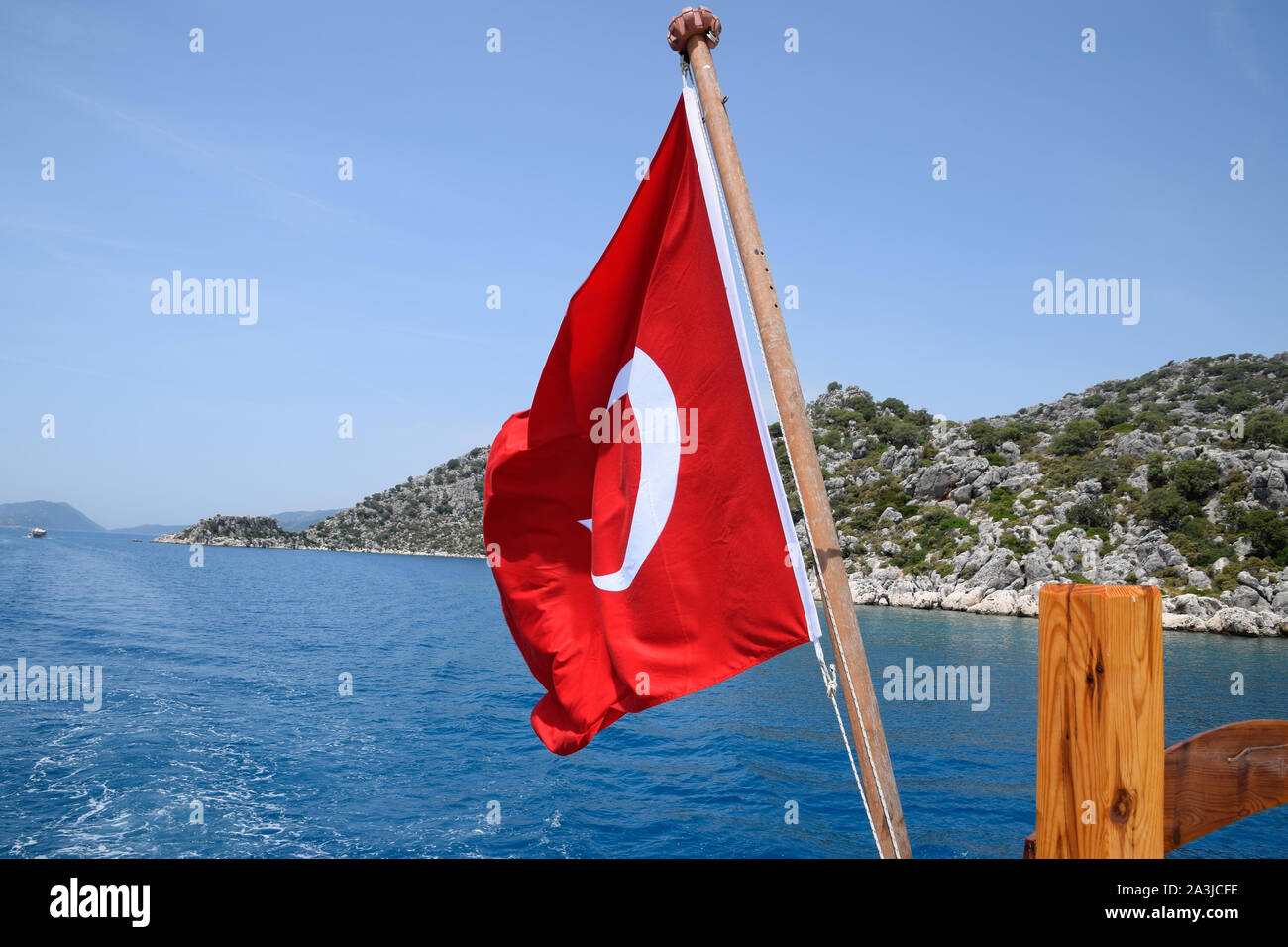 Drapeau de la Turquie à l'arrière d'un yacht de plaisance. Vue sur la côte Méditerranéenne Banque D'Images