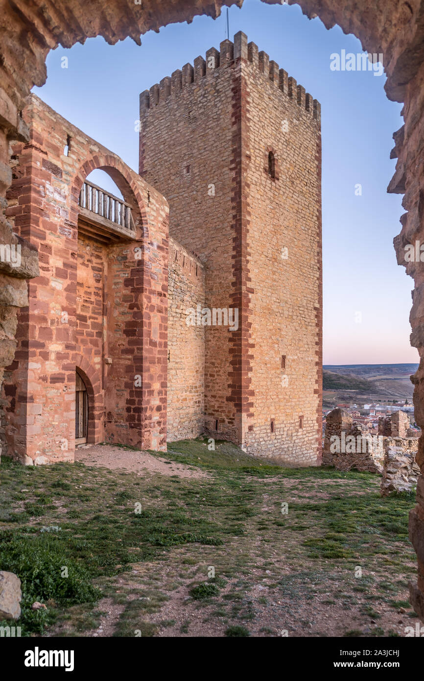 La porte du château et la tour à Molina de Aragon espagnol médiéval classique château en ruines vue proche Guadalajara Espagne Banque D'Images