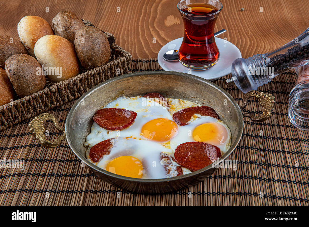 Œuf frit saucisse, sucuklu yumurta en vue de dessus , sauage turc avec oeuf omelette. Banque D'Images