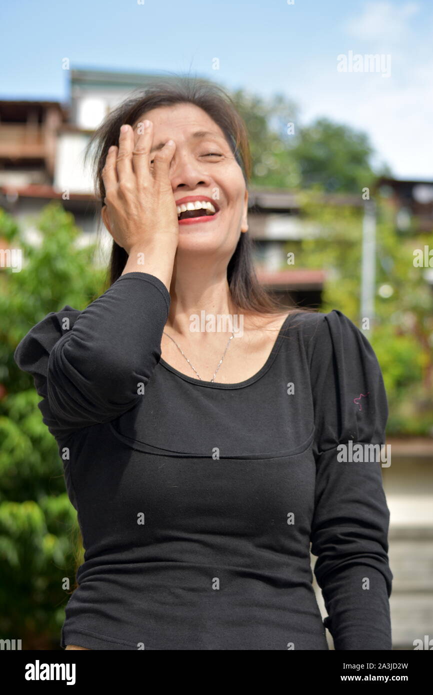 Une femme d'origine asiatique hauts rire Banque D'Images