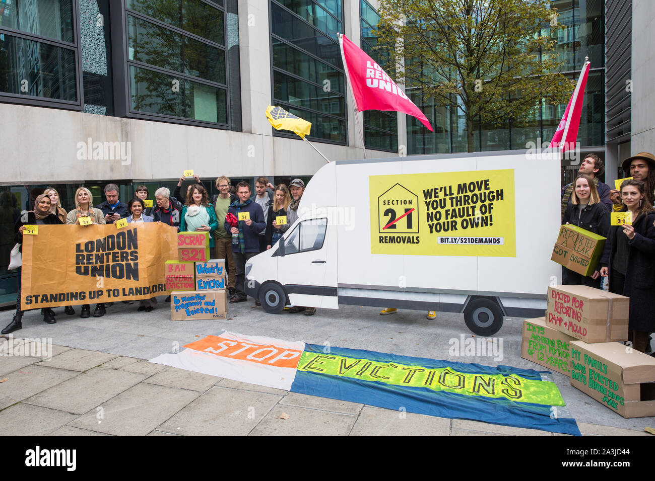 Londres, Royaume-Uni. 8 octobre, 2019. Génération des militants du Royaume-Uni et Londres Louer Locataires Union européenne aux côtés de protestation une réplique d'un camion à l'extérieur du Ministère du logement, des communautés et des Gouvernements locaux contre l'éviction des locataires en vertu de la loi de 1988 sur l'habitation qui permet aux propriétaires d'expulser les locataires sans raison. Le gouvernement est prévue pour débattre se terminant cette partie de la loi le 12 octobre. Credit : Mark Kerrison/Alamy Live News Banque D'Images