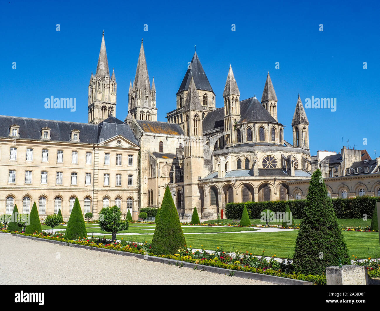 L'Abbaye-aux-Hommes ou Abbaye de Saint-Etienne, Caen, France avec fond de  ciel bleu Photo Stock - Alamy