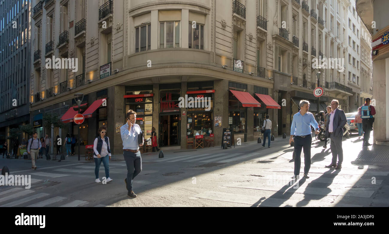 rue à l'angle du centre-ville de Buenos Aires, Argentine Banque D'Images