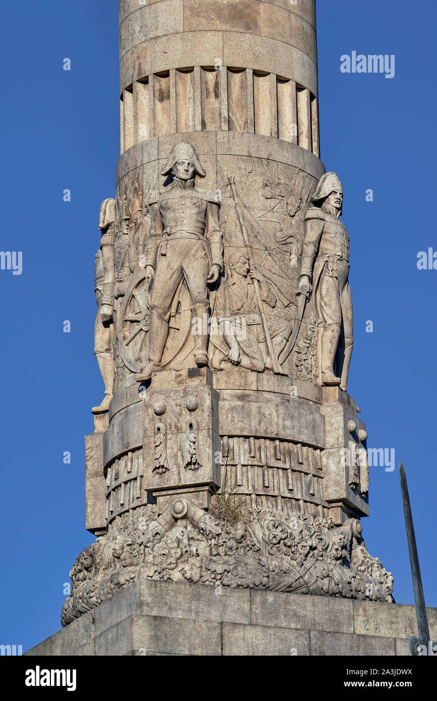 Monument aux héros de la guerre péninsulaire, colonne avec des groupes sculpturaux du sculpteur Alves de Sousa, Albuquerque Square, Porto, Portugal Banque D'Images