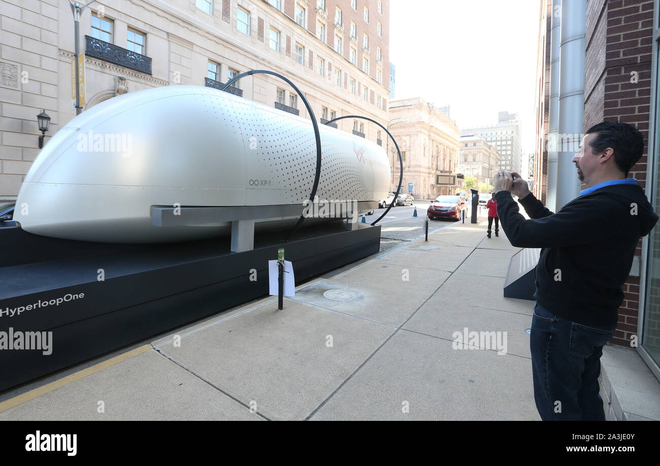 Saint Louis, États-Unis. 05Th Oct, 2019. Un piéton s'arrête pour photographier l'Hyperloop Un comme il est assis sur l'affichage sur un centre-ville de ville rue à St Louis le Mardi, Octobre 8, 2019. Hyperloop est un nouveau mode de transport conçu pour éliminer les obstacles de la distance pour des personnes et des marchandises. Les créateurs d'Hyperloop sont la planification d'une ligne souterraine de Saint-Louis à Kansas City qui permettrait la gousse de voyager à des vitesses supérieures à 600 mph, réduisant les temps de voyage de quatre heures à 30 minutes et en utilisant la lévitation magnétique. Photo de Bill Greenblatt/UPI UPI : Crédit/Alamy Live News Banque D'Images