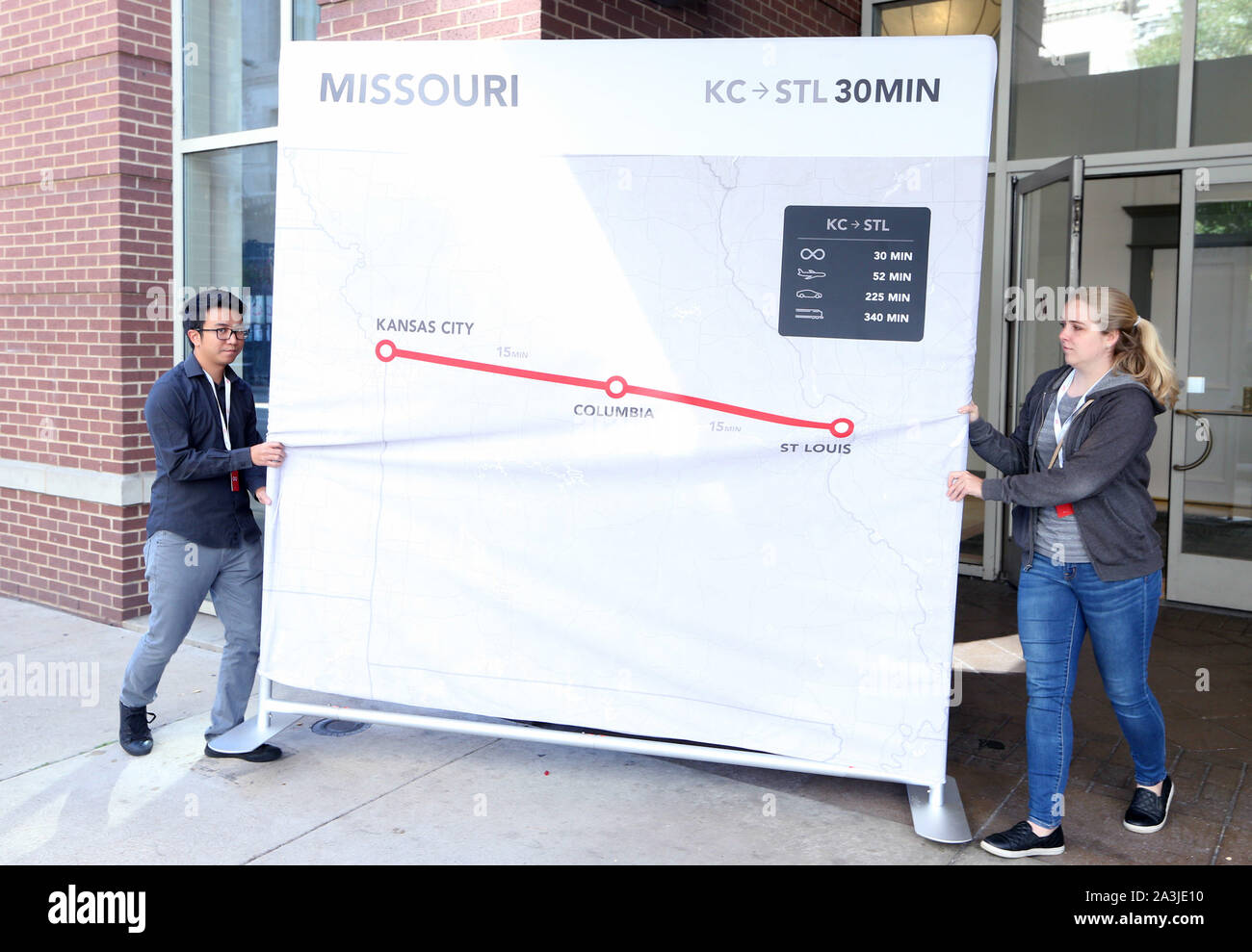 Saint Louis, États-Unis. 05Th Oct, 2019. Les membres du personnel de l'Hyperloop déployer une banderole d'information comme l'unité est sur l'affichage sur une rue du centre-ville de Saint-Louis Mardi, Octobre 8, 2019. Hyperloop est un nouveau mode de transport conçu pour éliminer les obstacles de la distance pour des personnes et des marchandises. Les créateurs d'Hyperloop sont la planification d'une ligne souterraine de Saint-Louis à Kansas City qui permettrait la gousse de voyager à des vitesses supérieures à 600 mph, réduisant les temps de voyage de quatre heures à 30 minutes et en utilisant la lévitation magnétique. Photo de Bill Greenblatt/UPI UPI : Crédit/Alamy Live News Banque D'Images