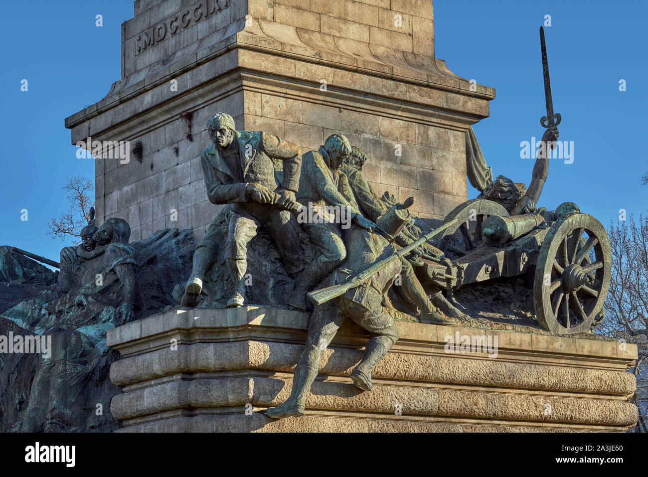 Monument aux héros de la guerre péninsulaire, colonne avec des groupes sculpturaux du sculpteur Alves de Sousa, Albuquerque Square, Porto, Portugal Banque D'Images