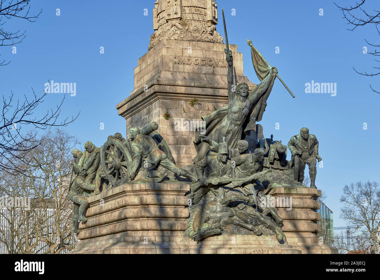 Monument aux héros de la guerre péninsulaire, colonne avec des groupes sculpturaux du sculpteur Alves de Sousa, Albuquerque Square, Porto, Portugal Banque D'Images
