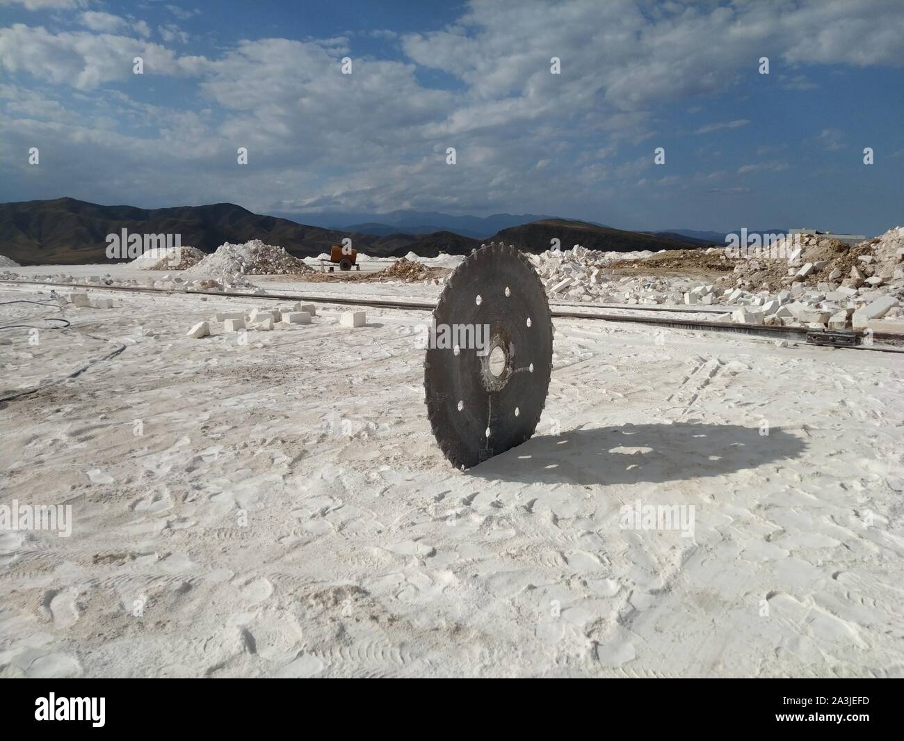 Carrière de calcaire blanc et vu les machines dans le Haut-Karabakh différend Territoire 2019 Banque D'Images