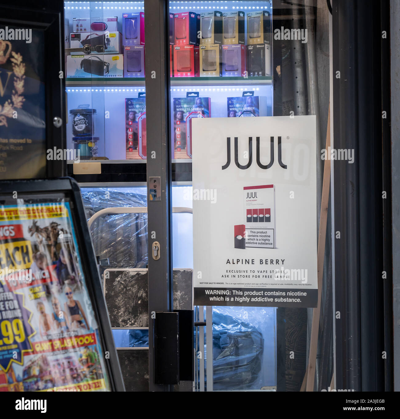 Londres, UK - 4 octobre 2019 : Grande annonce pour la nicotine aromatisées Juul sur porte de Vape store à Londres Banque D'Images