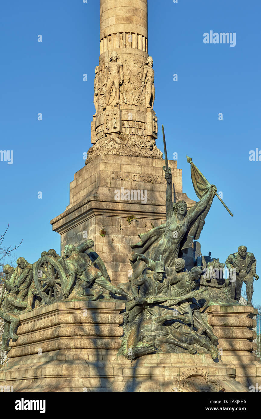 Monument aux héros de la guerre péninsulaire, colonne avec des groupes sculpturaux du sculpteur Alves de Sousa, Albuquerque Square, Porto, Portugal Banque D'Images