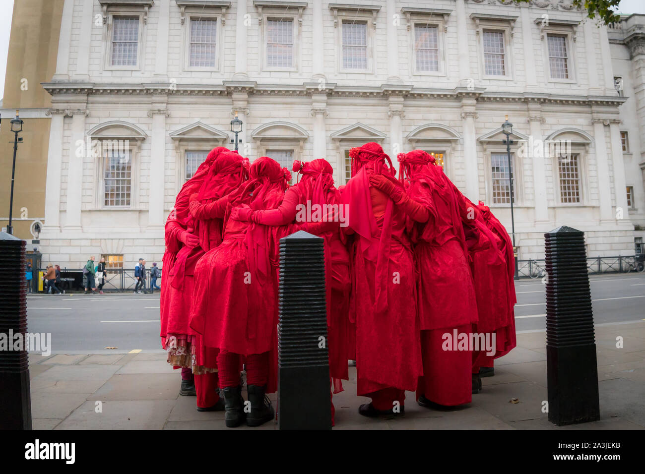 Whitehall, Londres, Royaume-Uni. - 7 octobre 2019 - XR ptotests - rouge 'Brigade' art group lors d'une performance de rue en face de Banqueting House Banque D'Images