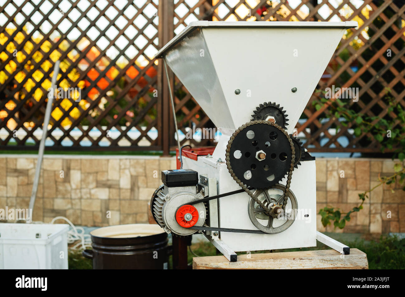 L'égrappoir automatique machine concasseur. Small business concept. Processus de fabrication du vin. Vin maison. Banque D'Images