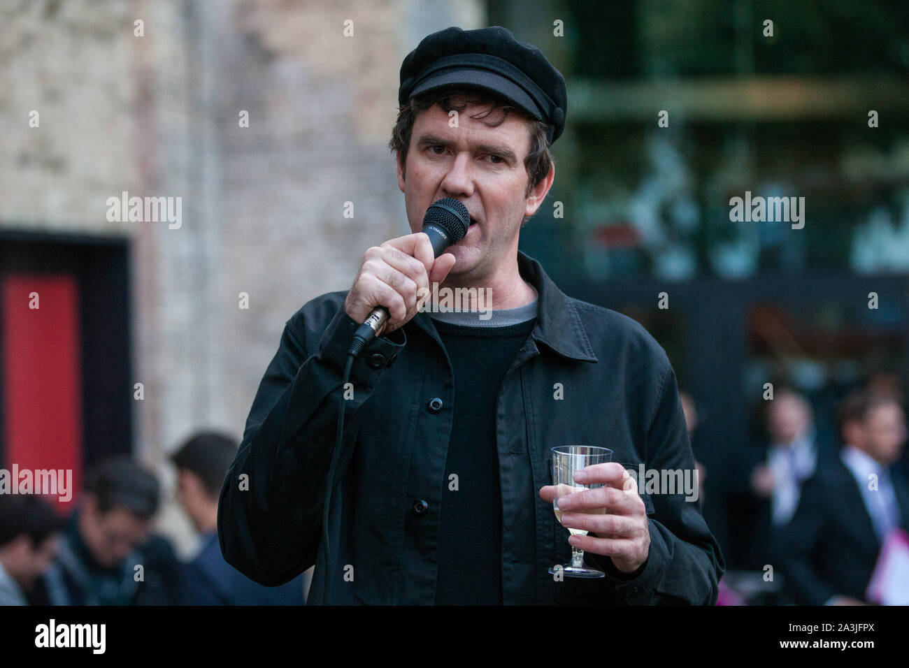 Londres, Royaume-Uni. 8 octobre, 2019. Simon Elmer d'architectes pour le logement social (ASH) adresse une protestation à l'extérieur de la cérémonie de remise de prix du RIBA Stirling Prize au Roundhouse. Credit : Mark Kerrison/Alamy Live News Banque D'Images