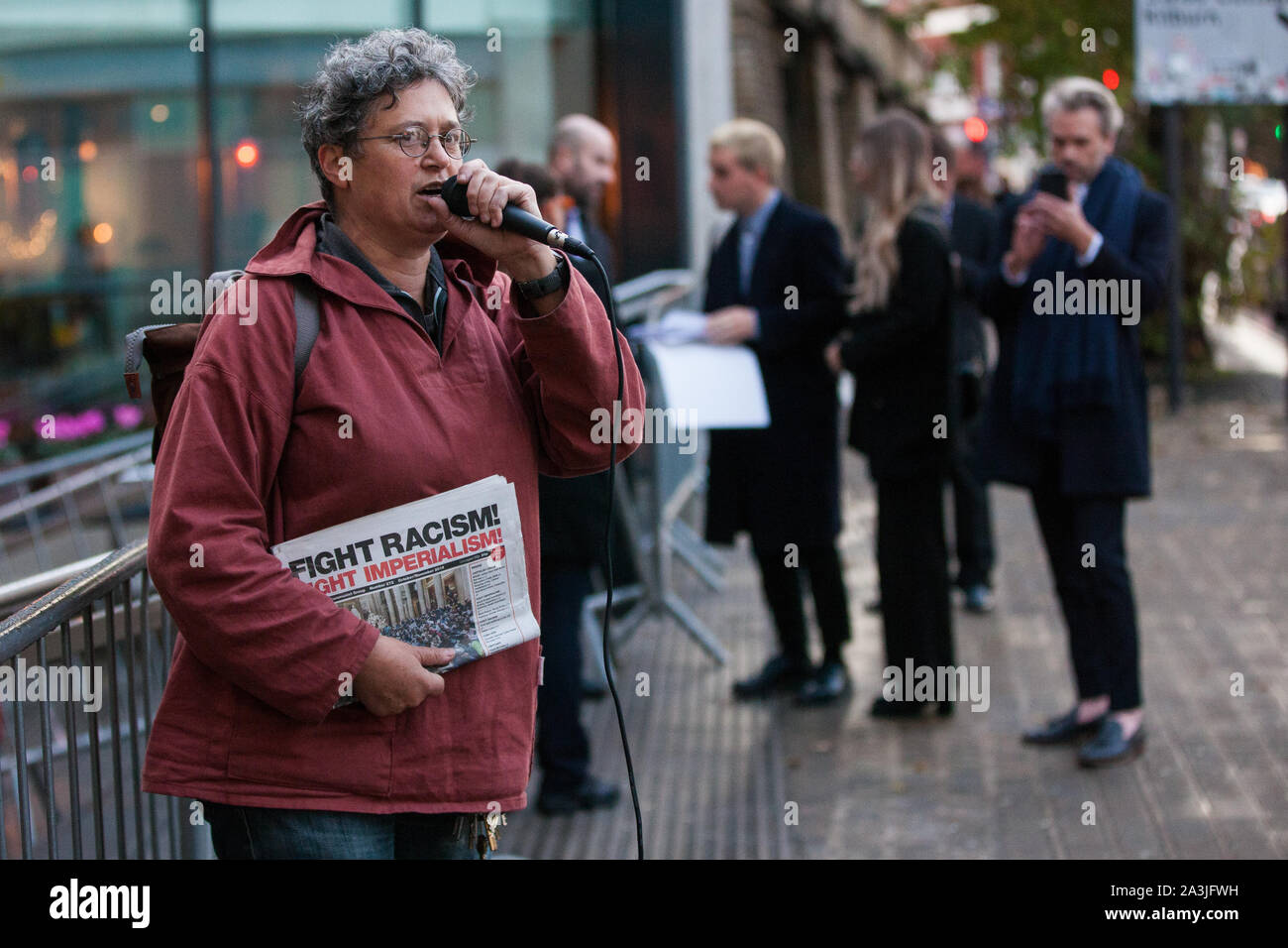 Londres, Royaume-Uni. 8 octobre, 2019. Hannah appelant de la Focus E15 campagne traite des militants du architectes pour le logement social (ASH) pour protester contre l'extérieur de la cérémonie de remise de prix du RIBA Stirling Prize au Roundhouse. Credit : Mark Kerrison/Alamy Live News Banque D'Images