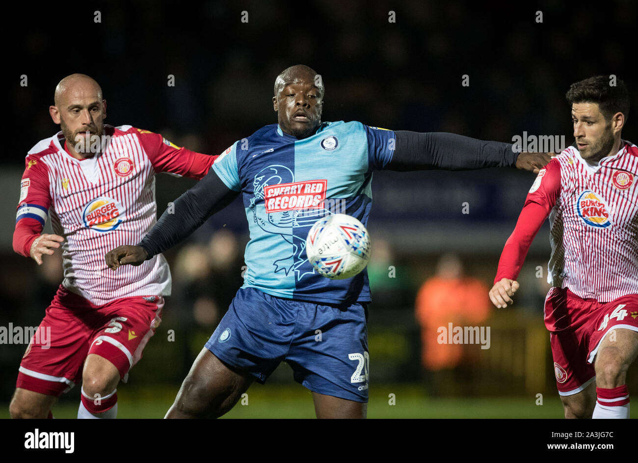 High Wycombe, Royaume-Uni. 05Th Oct, 2019. Adebayo Akinfenwa de Wycombe Wanderers entre Scott Cuthbert (à gauche) & Michael Timlin de Stevenage au cours de la correspondance entre le trophée Leasing.com Wycombe Wanderers et Stevenage à Adams Park, High Wycombe, en Angleterre, le 8 octobre 2019. Photo par Andy Rowland. Credit : premier Media Images/Alamy Live News Banque D'Images