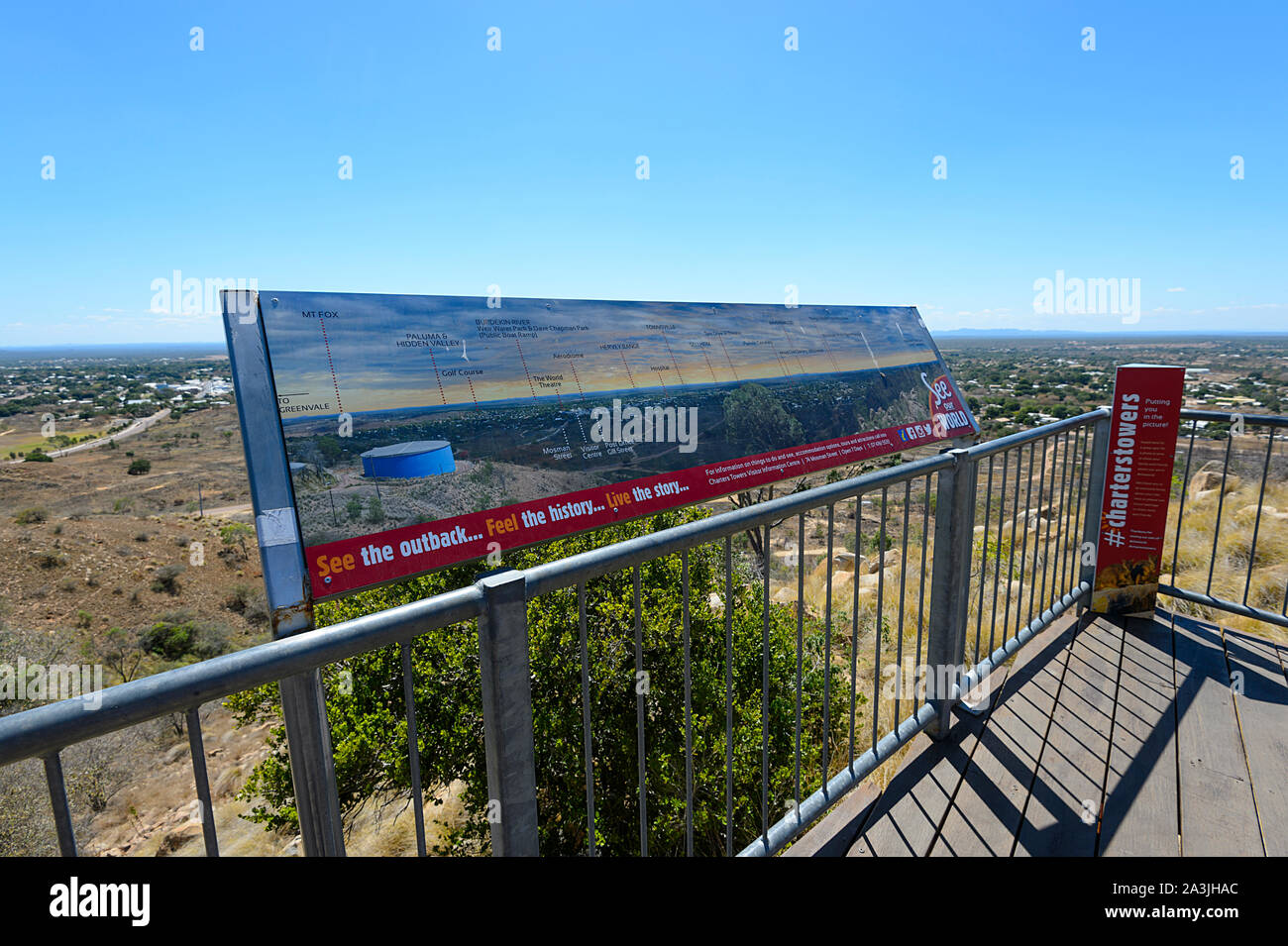 Vue sur la ville rurale de Charters Towers, vu de Towers Hill Lookout, Queensland, Queensland, Australie Banque D'Images