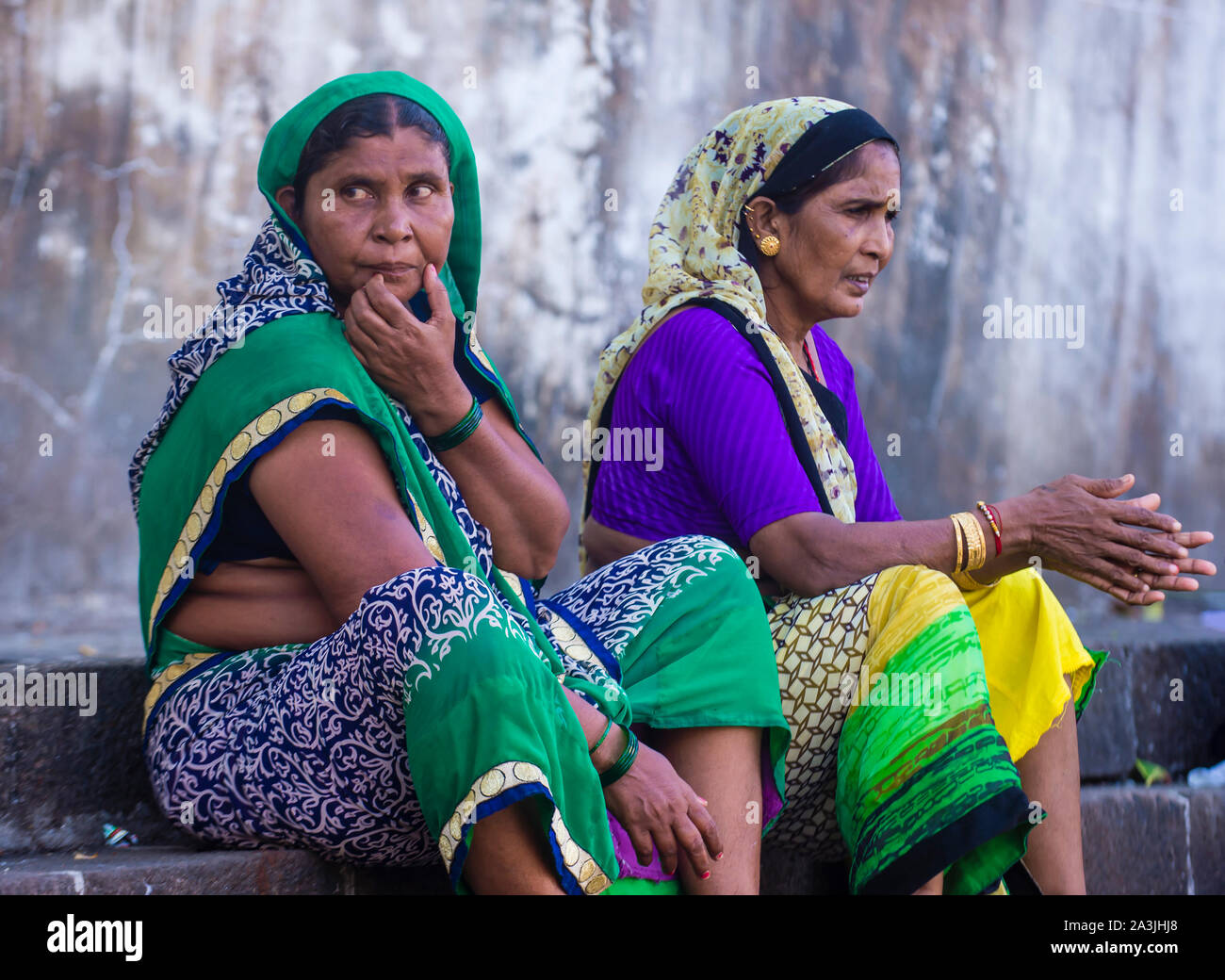 Femmes indiennes au Banganga Tank à Mumbai, Inde Banque D'Images