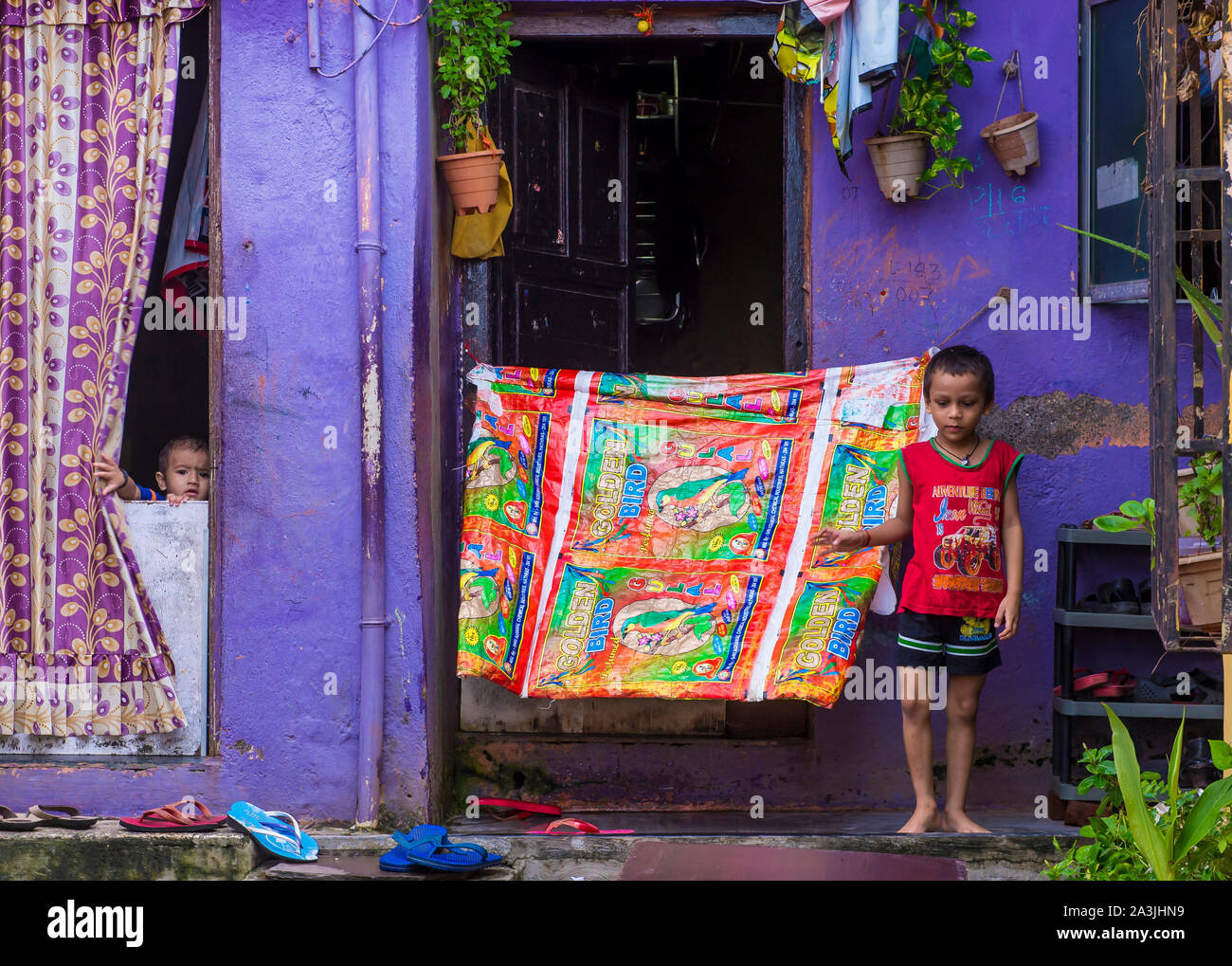 Enfants indiens dans le quartier d'Asalfa à Ghatkobar, banlieue de Mumbai, Inde Banque D'Images