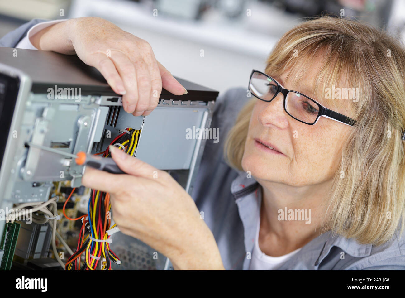 Une femelle technicien en informatique réparation pc Banque D'Images