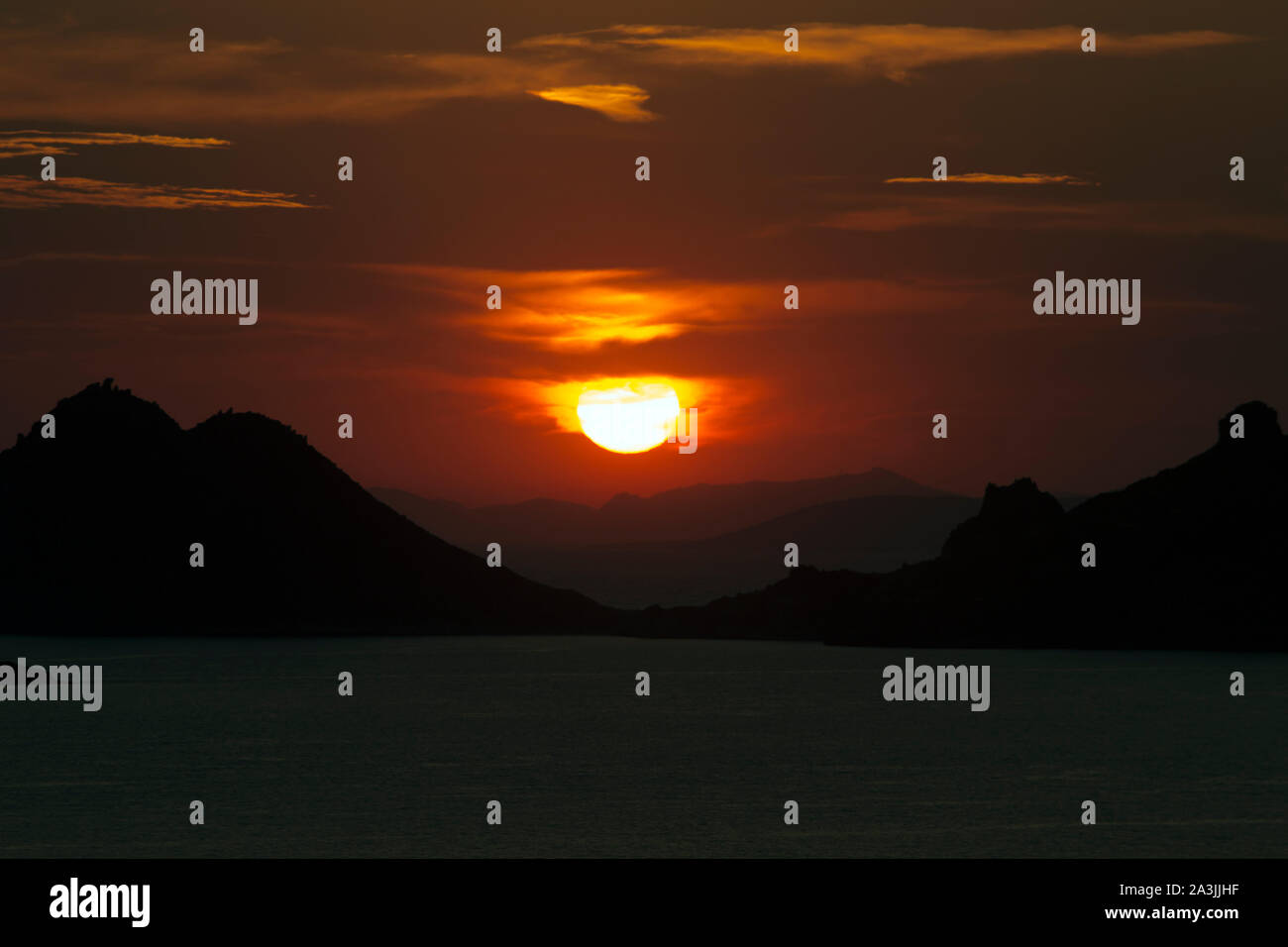 Paysage des îles mineures éloignées comme vu par Turgutreis, Turquie, au cours d'une adorable coucher du soleil. Banque D'Images