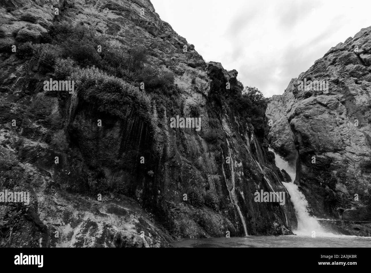 Cascade dans les rochers Banque D'Images