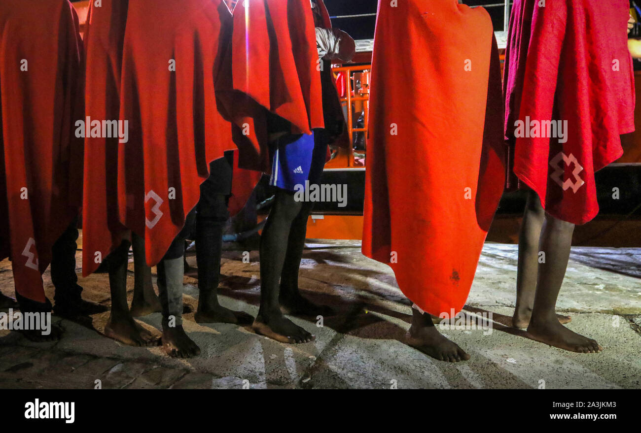 8 octobre 2019 - 9 octobre 2019 (Malaga) Voile d'immigrants d'origine subsaharienne secourus en haute mer dans la mer de l'aube avec 48 hommes, 9 femmes et un enfant et sont débarqués dans le port de Malaga ce matin. Credit : Lorenzo Carnero/ZUMA/Alamy Fil Live News Banque D'Images