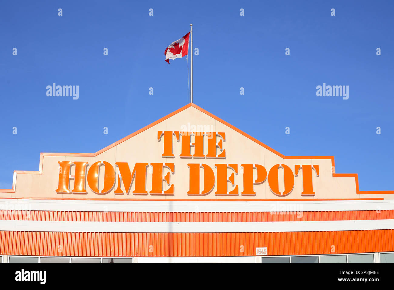 Winnipeg, Manitoba / Canada - Octobre 7 : Close-up of The Home Depot Lettres signer avec un drapeau canadien dans le top. Banque D'Images